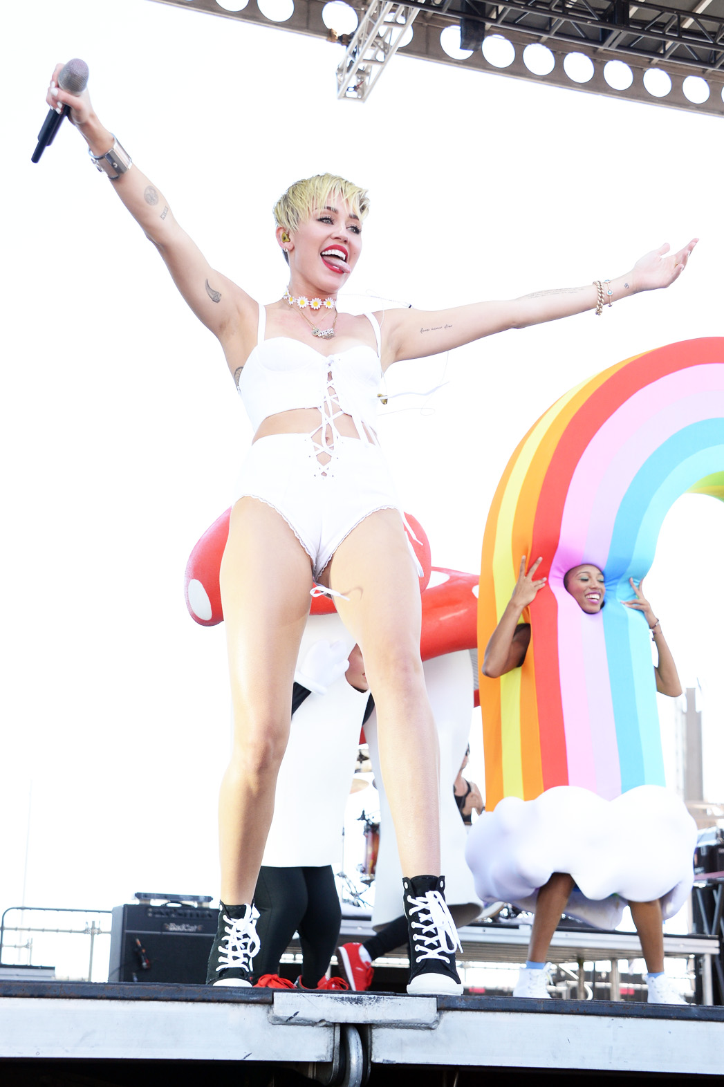 barbara roger add miley cyrus naked on stage image